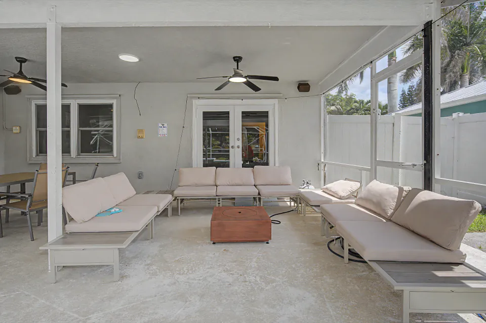 Screened pool lanai, listing photography